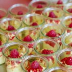 Fruchtige Dessertvariation im Glas