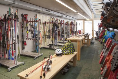 Mehr als nur ein Skikeller ist der Ski- und Bike-Serviceraum unter der Frühstücksterrasse des Hotel Oberstdorf. Hier gibt es auch Werkzeug, um Ski und Board für den nächsten Skitag fit zu machen.