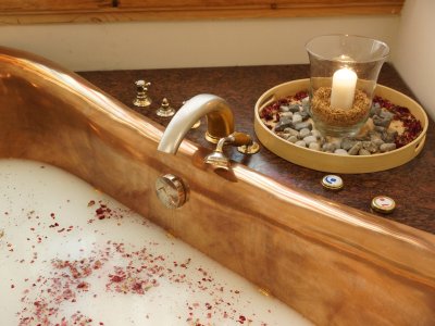 Herrlich duftendes warmes Wasser, Kerzenschein und zwei Gläser Sekt - die Kaiserwanne in der Hotel Oberstdorf Alpen Wellnesswelt ist gerichtet.