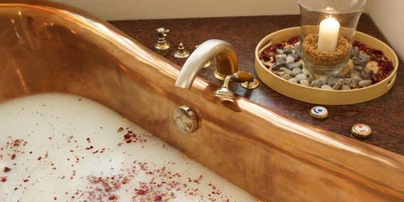 Herrlich duftendes warmes Wasser, Kerzenschein und zwei Gläser Sekt - die Kaiserwanne in der Hotel Oberstdorf Alpen Wellnesswelt ist gerichtet.