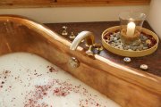 Entspannendes Wellnessbad in der Kaiserwanne im Hotel Oberstdorf Herrlich duftendes warmes Wasser, Kerzenschein und zwei Gläser Sekt - die Kaiserwanne in der Hotel Oberstdorf Alpen Wellnesswelt ist gerichtet.
