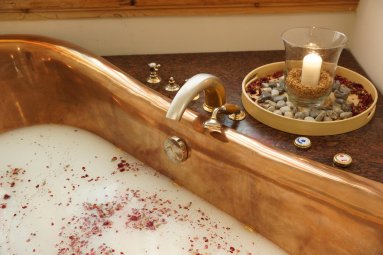 Entspannendes Wellnessbad in der Kaiserwanne im Hotel Oberstdorf Herrlich duftendes warmes Wasser, Kerzenschein und zwei GlÀser Sekt - die Kaiserwanne in der Hotel Oberstdorf Alpen Wellnesswelt ist gerichtet.