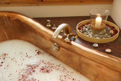 Entspannendes Wellnessbad in der Kaiserwanne im Hotel Oberstdorf Herrlich duftendes warmes Wasser, Kerzenschein und zwei Gläser Sekt - die Kaiserwanne in der Hotel Oberstdorf Alpen Wellnesswelt ist gerichtet.
