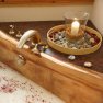 Entspannendes Wellnessbad in der Kaiserwanne im Hotel Oberstdorf Herrlich duftendes warmes Wasser, Kerzenschein und zwei Gläser Sekt - die Kaiserwanne in der Hotel Oberstdorf Alpen Wellnesswelt ist gerichtet.