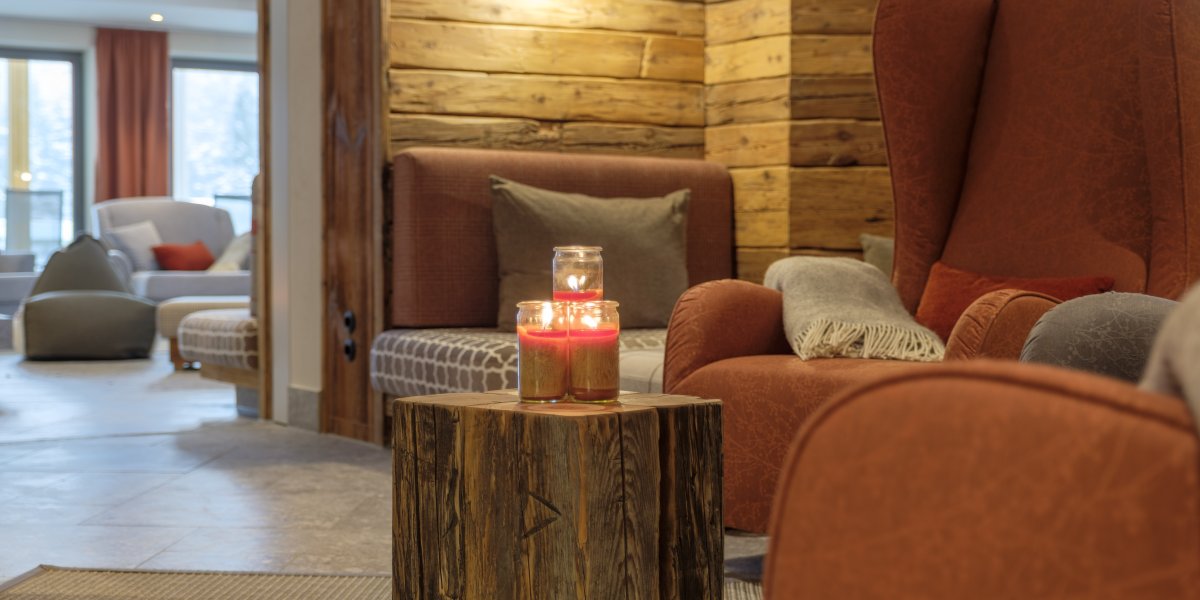 Einfach mal die Seele baumeln lassen Das geht eigentlich überall im Feelgood Hotel Oberstdorf im Allgäu. Ein besonders schöner Platz ist das Wellness-Wohnzimmer in der Alpen Wellnesswelt