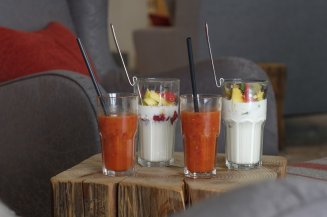 Frische Säfte und Joghurt mit Obst als gesunder Snack im Hotel Oberstdorf Jeden Tag verwöhnt Sie unser Küchenteam auch direkt in der Alpen Wellnesswelt mit kleinen Köstlichkeiten, die nicht nur lecker, sondern auch richtig gesund sind.