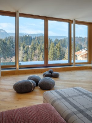 Weit weg von Arbeitsstress und Alltagslärm kommen Sie im Raum der Stille mal richtig zur Ruhe. Das Hotel Oberstdorf als 1. Feelgood-Hotel im Allgäu bietet die passende Atmosphäre.
