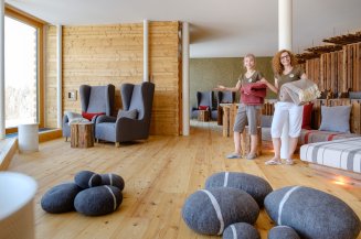 Ruheraum in der Alpen Wellnesswelt im Hotel Oberstdorf Jule und Vicky aus der Alpen Wellnesswelt bereiten den Raum der Stille für Ihren Wellnesstag in Oberstdorf vor.