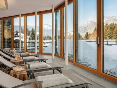 der neue Panorama-Ruheraum eröffnet Ihnen einen herrlichen Blick auf die Berge rund um das Hotel Oberstdorf. Entspannen Sie hier nach einem Saunagang im Flachsbad oder Brotbad bevor Ihr Wellnesstag weiter geht.