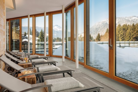 der neue Panorama-Ruheraum eröffnet Ihnen einen herrlichen Blick auf die Berge rund um das Hotel Oberstdorf. Entspannen Sie hier nach einem Saunagang im Flachsbad oder Brotbad bevor Ihr Wellnesstag weiter geht.