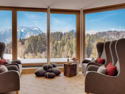 Echte Ruhe genießen, etwas meditieren, vollkommen abschalten - all das ist im neuen Raum der Stille möglich. Und dabei blicken Sie auf die herrlichen Allgäuer Berge. Das ist Ihr Wellnessurlaub in Oberstdorf im Allgäu.