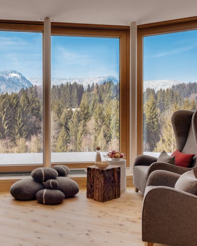 Echte Ruhe genießen, etwas meditieren, vollkommen abschalten - all das ist im neuen Raum der Stille möglich. Und dabei blicken Sie auf die herrlichen Allgäuer Berge. Das ist Ihr Wellnessurlaub in Oberstdorf im Allgäu.
