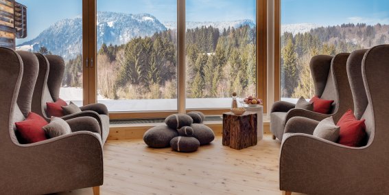 Das einzigartige Bergpanorama im Raum der Stille Echte Ruhe genießen, etwas meditieren, vollkommen abschalten - all das ist im neuen Raum der Stille möglich. Und dabei blicken Sie auf die herrlichen Allgäuer Berge. Das ist Ihr Wellnessurlaub in Oberstdorf im Allgäu.
