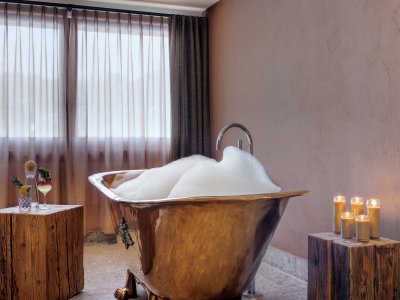 Im Kaiserbad der Sinne bestimmen Sie wie Sie entspannen möchten. Allein oder zu Zweit, bei Licht oder Dunkelheit, mit Musik oder mystischen Sagen - so haben Sie Wellness in Oberstdorf noch nicht erlebt!