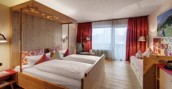 In den Allgäu Feeling-Zimmer im Hotel Oberstdorf gibt es einiges zu entdecken. Lassen Sie sich von Hoteldirektor Sebastian Reisigl und seinem Team interessante Geschichten erzählen.