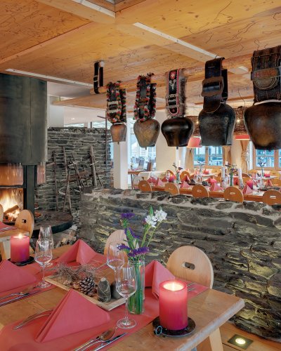 Ein flackerndes Kaminfeuer, stimmungsvolles Kerzenlicht kombiniert mit großen Kuhglocken über einer Steinmauer und ganz besonderen Lampenschirmen - das Ambiente im Alpen Restaurant des Hotel Oberstdorf müssen Sie erlebt haben.