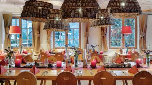 Ob Rustikal, modern oder edel - im Hotel Oberstdorf haben Sie zu jeder Mahlzeit die Qual der Wahl. Der rustikale Bereich spiegelt das traditionelle Allgäu mit vielen passenden Dekoelementen wider.