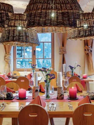 Ob Rustikal, modern oder edel - im Hotel Oberstdorf haben Sie zu jeder Mahlzeit die Qual der Wahl. Der rustikale Bereich spiegelt das traditionelle Allgäu mit vielen passenden Dekoelementen wider.