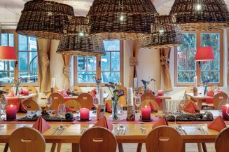 Ob Rustikal, modern oder edel - im Hotel Oberstdorf haben Sie zu jeder Mahlzeit die Qual der Wahl. Der rustikale Bereich spiegelt das traditionelle Allgäu mit vielen passenden Dekoelementen wider.