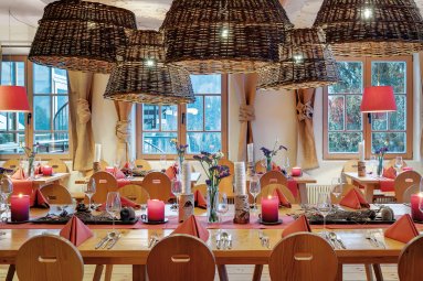 Das rustikale Alpen Restaurant im Hotel Oberstdorf Ob Rustikal, modern oder edel - im Hotel Oberstdorf haben Sie zu jeder Mahlzeit die Qual der Wahl. Der rustikale Bereich spiegelt das traditionelle Allgäu mit vielen passenden Dekoelementen wider.