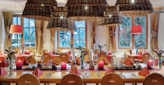 Das rustikale Alpen Restaurant im Hotel Oberstdorf Ob Rustikal, modern oder edel - im Hotel Oberstdorf haben Sie zu jeder Mahlzeit die Qual der Wahl. Der rustikale Bereich spiegelt das traditionelle Allgäu mit vielen passenden Dekoelementen wider.