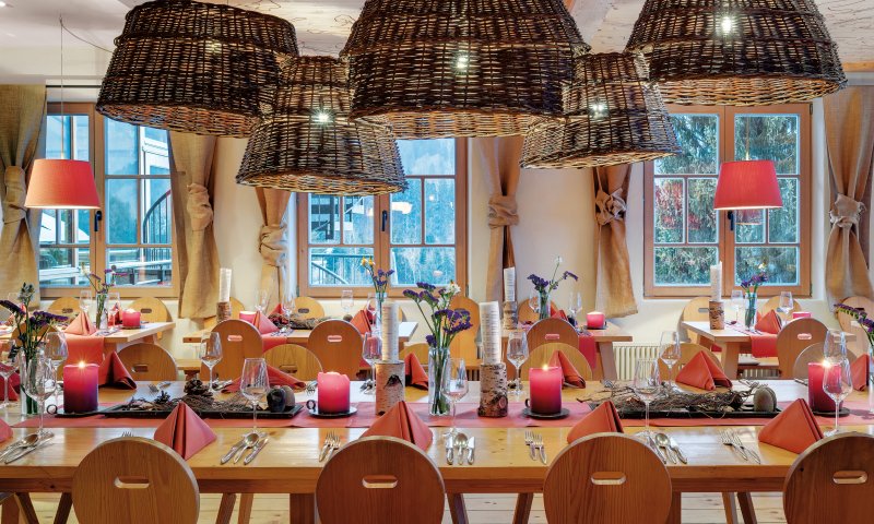 Ob Rustikal, modern oder edel - im Hotel Oberstdorf haben Sie zu jeder Mahlzeit die Qual der Wahl. Der rustikale Bereich spiegelt das traditionelle Allgäu mit vielen passenden Dekoelementen wider.