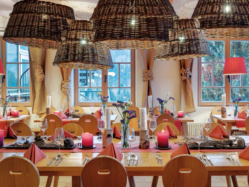 Ob Rustikal, modern oder edel - im Hotel Oberstdorf haben Sie zu jeder Mahlzeit die Qual der Wahl. Der rustikale Bereich spiegelt das traditionelle Allgäu mit vielen passenden Dekoelementen wider.
