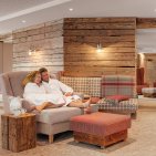 Das ist Wellness im ersten Feelgood-Hotel im Allgäu. Im Hotel Oberstdorf dürfen Sie sich im Wellnessbereich gerne auch einfach nur für eine Tasse Tee am Kamin bequem machen, einen Plausch halten und die Beine hochlegen.