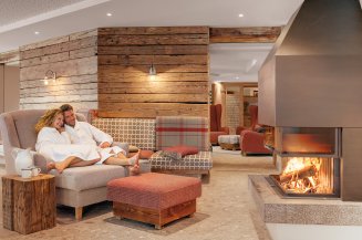 Das ist Wellness im ersten Feelgood-Hotel im Allgäu. Im Hotel Oberstdorf dürfen Sie sich im Wellnessbereich gerne auch einfach nur für eine Tasse Tee am Kamin bequem machen, einen Plausch halten und die Beine hochlegen.