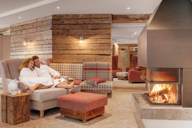 Das ist Wellness im ersten Feelgood-Hotel im Allgäu. Im Hotel Oberstdorf dürfen Sie sich im Wellnessbereich gerne auch einfach nur für eine Tasse Tee am Kamin bequem machen, einen Plausch halten und die Beine hochlegen.