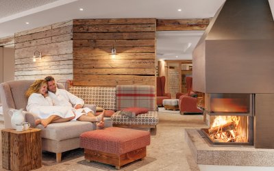 Das ist Wellness im ersten Feelgood-Hotel im Allgäu. Im Hotel Oberstdorf dürfen Sie sich im Wellnessbereich gerne auch einfach nur für eine Tasse Tee am Kamin bequem machen, einen Plausch halten und die Beine hochlegen.