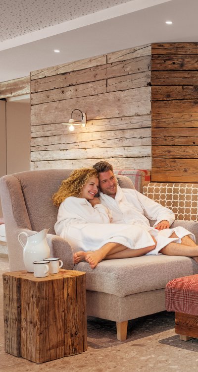 Das ist Wellness im ersten Feelgood-Hotel im Allgäu. Im Hotel Oberstdorf dürfen Sie sich im Wellnessbereich gerne auch einfach nur für eine Tasse Tee am Kamin bequem machen, einen Plausch halten und die Beine hochlegen.