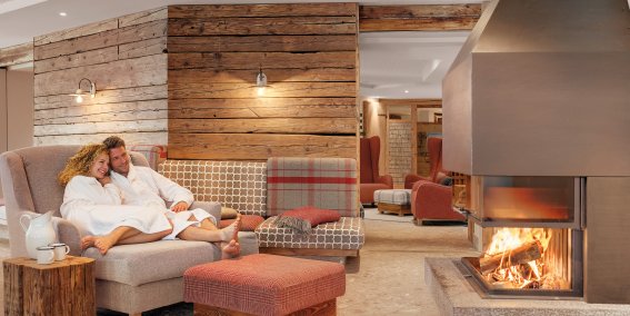 Gemeinsame Wohlfühlmomente vor dem Kamin Das ist Wellness im ersten Feelgood-Hotel im Allgäu. Im Hotel Oberstdorf dürfen Sie sich im Wellnessbereich gerne auch einfach nur für eine Tasse Tee am Kamin bequem machen, einen Plausch halten und die Beine hochlegen.