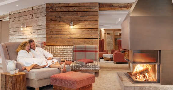 Das ist Wellness im ersten Feelgood-Hotel im Allgäu. Im Hotel Oberstdorf dürfen Sie sich im Wellnessbereich gerne auch einfach nur für eine Tasse Tee am Kamin bequem machen, einen Plausch halten und die Beine hochlegen.