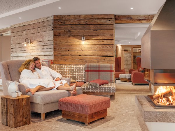 Das ist Wellness im ersten Feelgood-Hotel im Allgäu. Im Hotel Oberstdorf dürfen Sie sich im Wellnessbereich gerne auch einfach nur für eine Tasse Tee am Kamin bequem machen, einen Plausch halten und die Beine hochlegen.