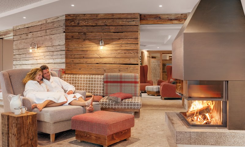 Das ist Wellness im ersten Feelgood-Hotel im Allgäu. Im Hotel Oberstdorf dürfen Sie sich im Wellnessbereich gerne auch einfach nur für eine Tasse Tee am Kamin bequem machen, einen Plausch halten und die Beine hochlegen.