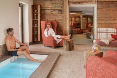 Vom neuen Wellness Ruheraum im Hotel Oberstdorf sind Sie mit nur einem Schritt direkt im beheizten Außen-Sole-Pool mit tollem Panoramablick auf die Allgäuer Berge.