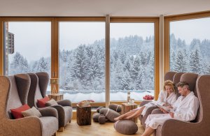 Gemütliche Ohrensessel, Meditationssteine, ein riesiges Panoramafenster und gemütliche Ruhebetten - das alles finden Sie im neuen Ruheraum im Hotel Oberstdorf. Wie wäre es mit einem Wellnessurlaub im Allgäu? Ein Panorama zum Verlieben