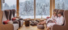 Gemütliche Ohrensessel, Meditationssteine, ein riesiges Panoramafenster und gemütliche Ruhebetten - das alles finden Sie im neuen Ruheraum im Hotel Oberstdorf. Wie wäre es mit einem Wellnessurlaub im Allgäu? Ein Panorama zum Verlieben