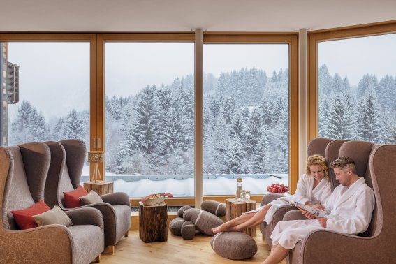 Ein Panorama zum Verlieben Gemütliche Ohrensessel, Meditationssteine, ein riesiges Panoramafenster und gemütliche Ruhebetten - das alles finden Sie im neuen Ruheraum im Hotel Oberstdorf. Wie wäre es mit einem Wellnessurlaub im Allgäu?