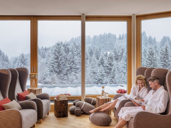 Gemütliche Ohrensessel, Meditationssteine, ein riesiges Panoramafenster und gemütliche Ruhebetten - das alles finden Sie im neuen Ruheraum im Hotel Oberstdorf. Wie wäre es mit einem Wellnessurlaub im Allgäu?