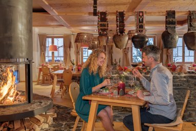 Im Alpen Restaurant im Hotel Oberstdorf wählen Sie zwischen vier unterschiedlich gestalteten Bereichen. Wo möchten Sie Ihr Abendessen genießen?