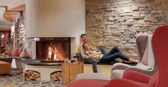 Entspannen am Kamin in der gemütlichen Lounge des Hotel Oberstdorf Lassen Sie Ihren Urlaubstag im Allgäu am Kamin in der Bar ausklingen. Bei einem guten Wein, einem erlesen Whisky oder besonderen Rührtail planen Sie entspannt Ihren nächsten Tag in Oberstdorf.