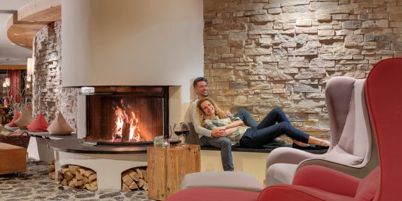 Entspannen am Kamin in der gemütlichen Lounge des Hotel Oberstdorf Lassen Sie Ihren Urlaubstag im Allgäu am Kamin in der Bar ausklingen. Bei einem guten Wein, einem erlesen Whisky oder besonderen Rührtail planen Sie entspannt Ihren nächsten Tag in Oberstdorf.