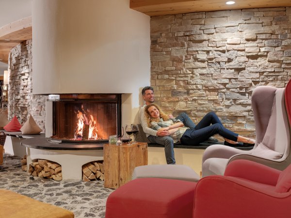 Lassen Sie Ihren Urlaubstag im Allgäu am Kamin in der Bar ausklingen. Bei einem guten Wein, einem erlesen Whisky oder besonderen Rührtail planen Sie entspannt Ihren nächsten Tag in Oberstdorf.