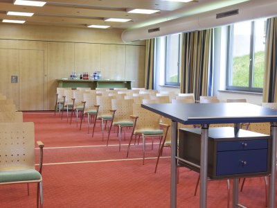 Der Raum Innsbruck ist der größte Tagungsraum im Hotel Oberstdorf. Bis zu 180 Personen haben bei Kinobestuhlung Platz.
