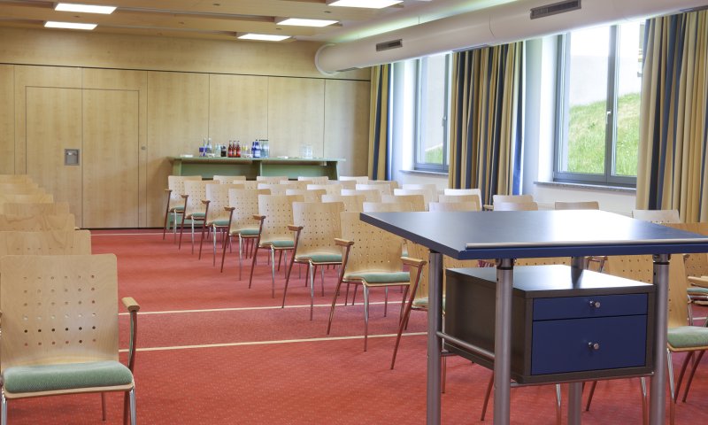 Der Raum Innsbruck ist der größte Tagungsraum im Hotel Oberstdorf. Bis zu 180 Personen haben bei Kinobestuhlung Platz.