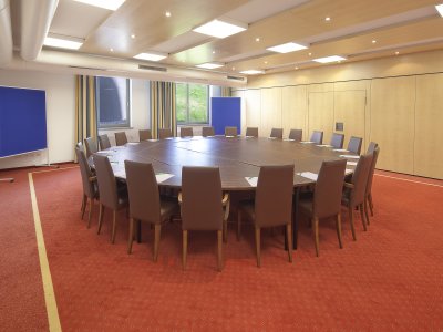 Der Tagungsraum Seefeld im Hotel Oberstdorf lässt sich allein verwenden oder zusammen mit dem Raum Innsbruck zu einem 250 m² großen Konferenzraum verwandeln.