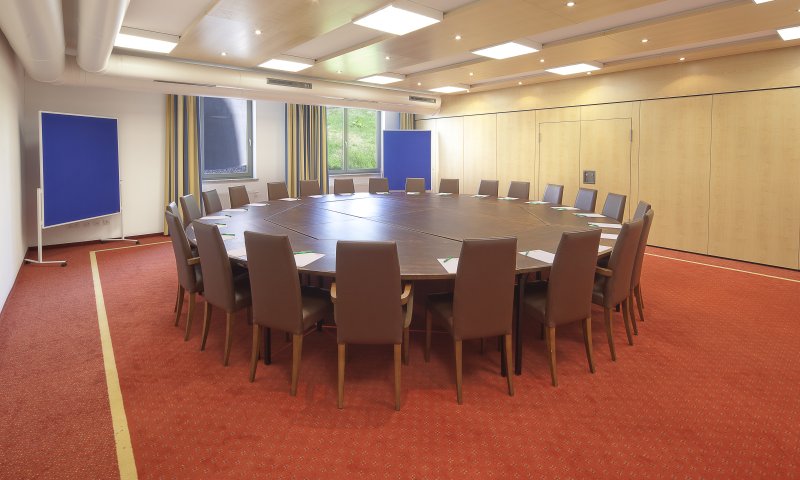 Der Tagungsraum Seefeld im Hotel Oberstdorf lässt sich allein verwenden oder zusammen mit dem Raum Innsbruck zu einem 250 m² großen Konferenzraum verwandeln.