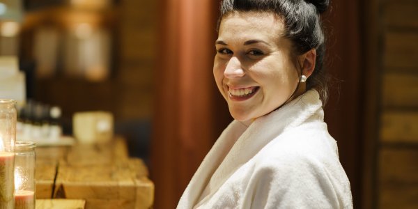 Vorfreude auf den Tag in der Alpen Wellnesswelt Sauna, Schwimmbad, Massage, Kosmetik - allein die Vorfreude auf einen Tag in der Alpen Wellnesswelt im Hotel Oberstdorf zaubert den Gästen ein Lächeln ins Gesicht.